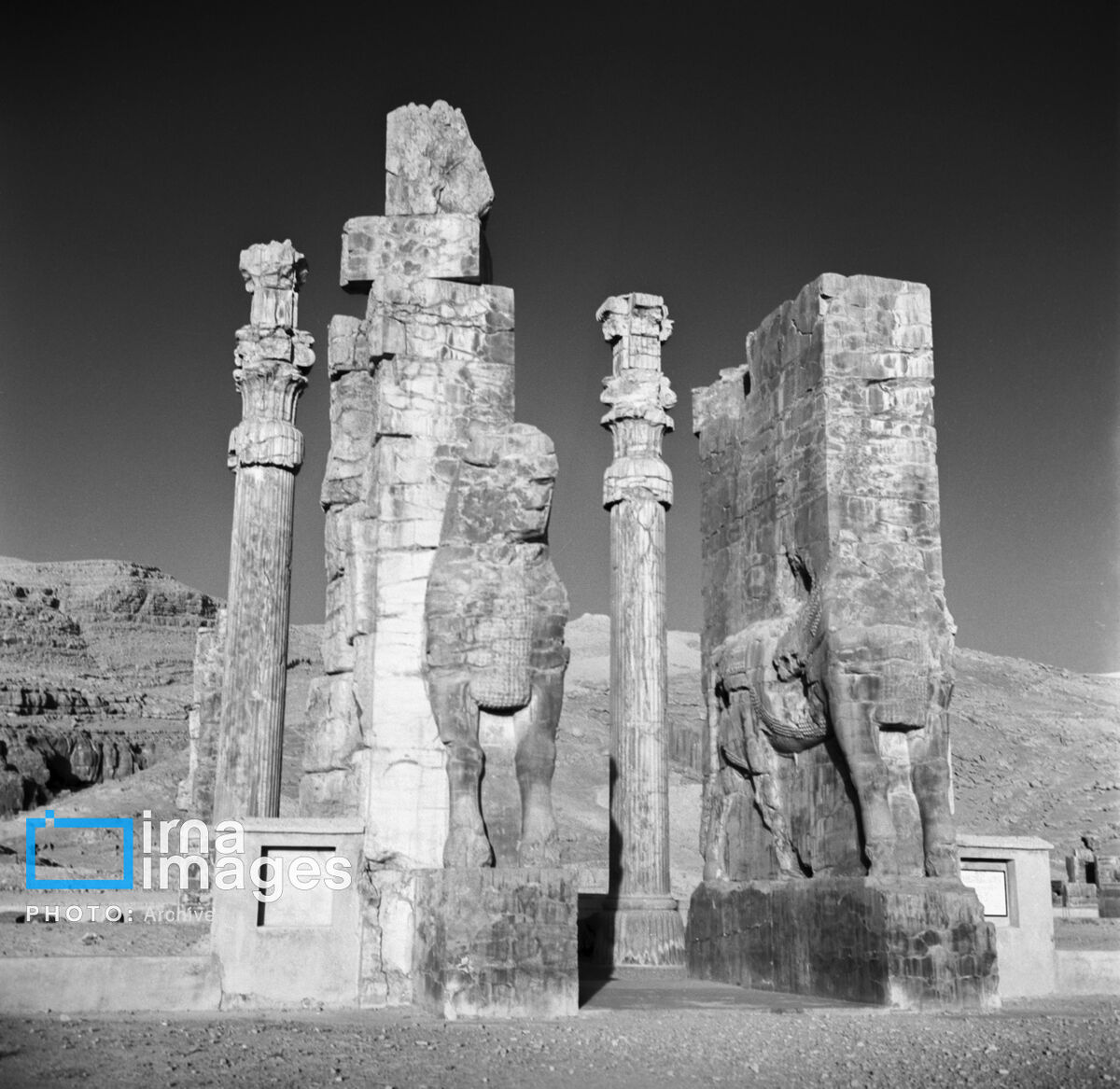 تخت جمشید در دهه 1340 (2)